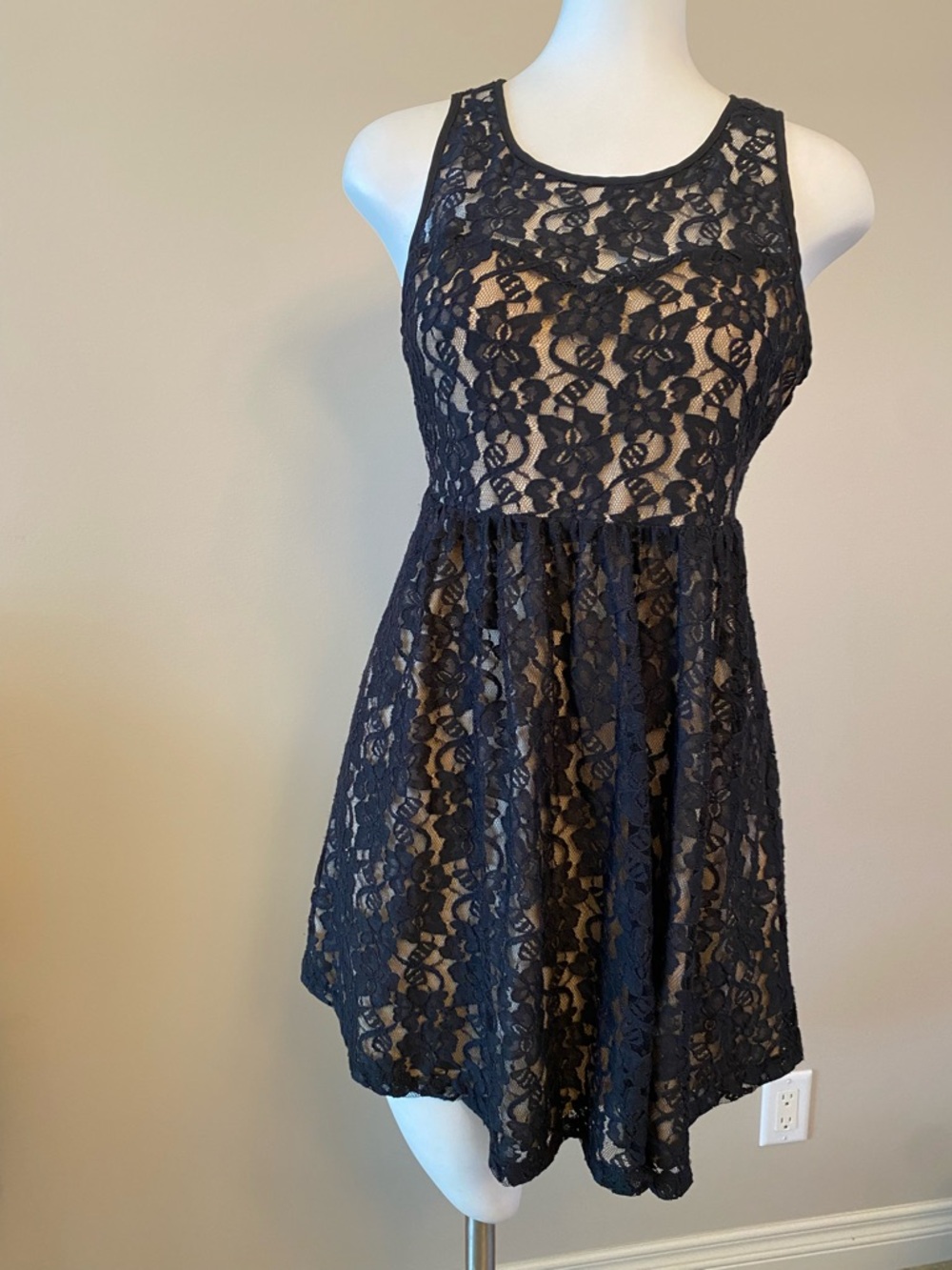 Kismet sleeveless dress with beige underlay & black lace overlay. Zipper back. M